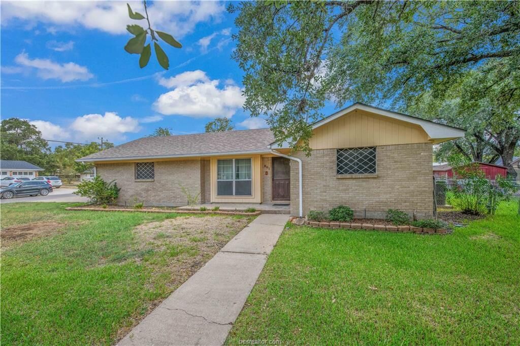 Property Photo:  901 Glade Street  TX 77840 