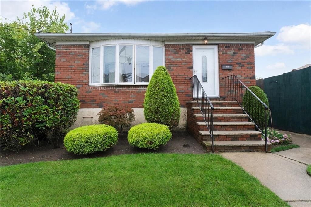 Property Photo:  604 Lincoln Avenue  NY 10306 