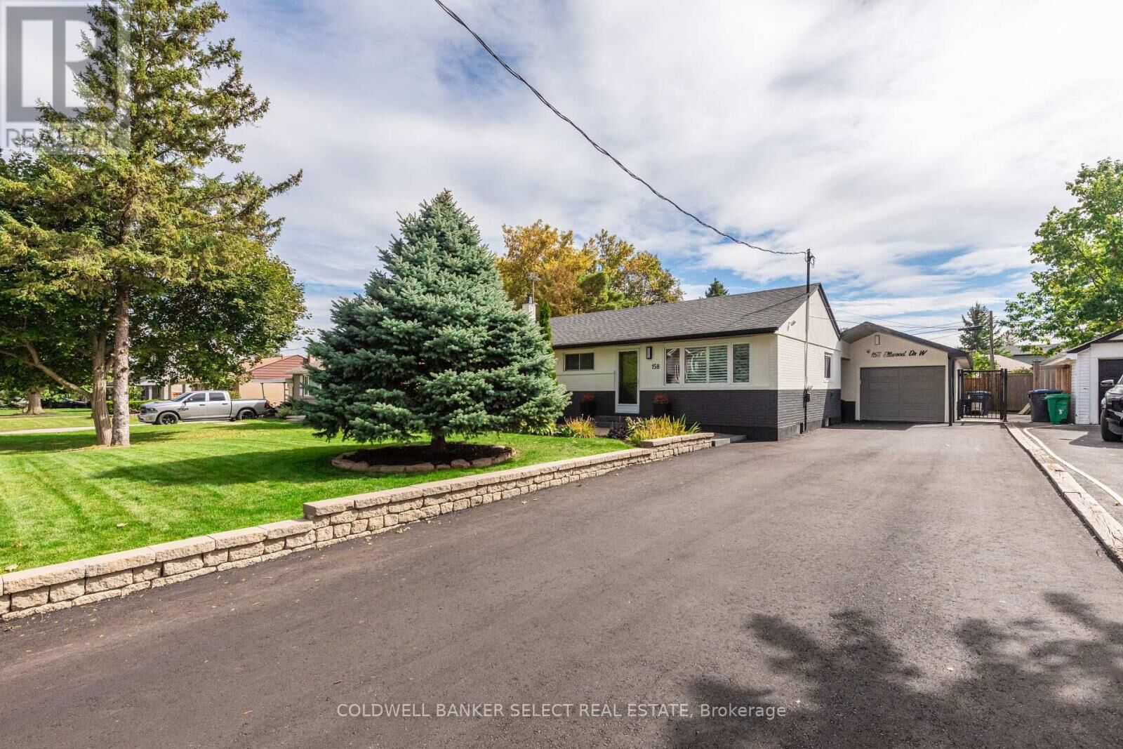 Property Photo:  158 Ellwood Drive West  ON L7E 4W4 