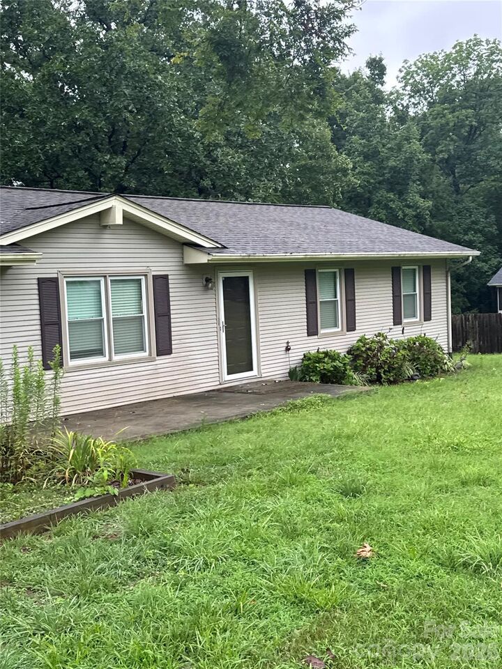 Property Photo: 213 Cobblestone Lane NW NC 28027