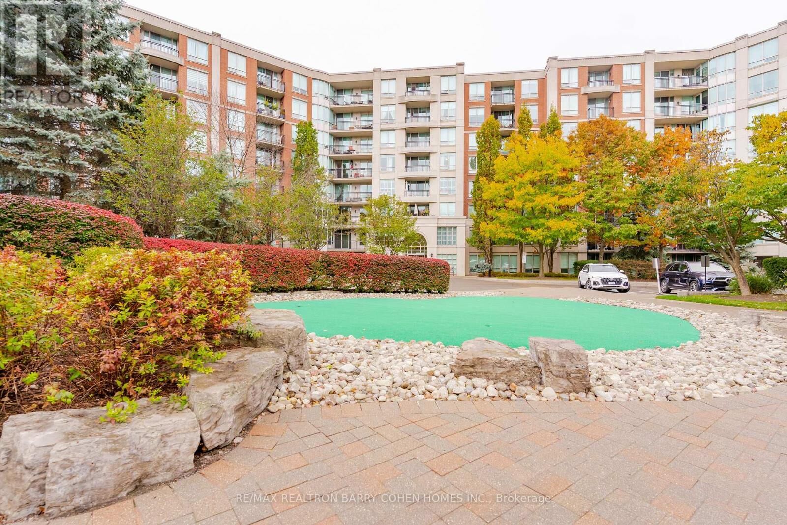 Property Photo:  28 William Carson Crescent 815  ON M2P 2H1 