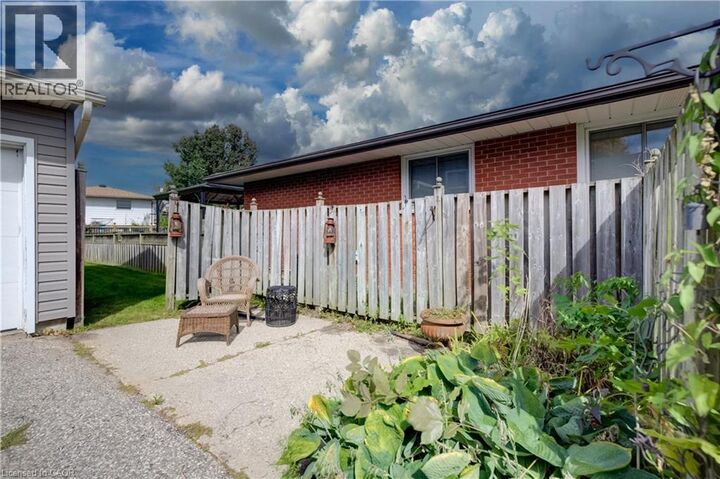 Property Photo:  30 Kingswood Drive  ON N2E 1A7 