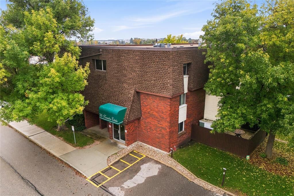 Property Photo:  740 Kenaston Boulevard  MB R3N 1Y3 