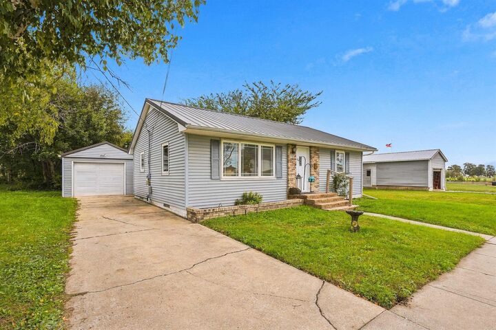 Property Photo:  723 2nd Ave SE  IA 50662 