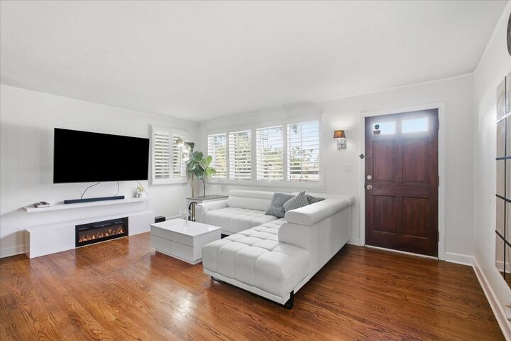 Property Photo: 2037 E Touhy Avenue IL 60018