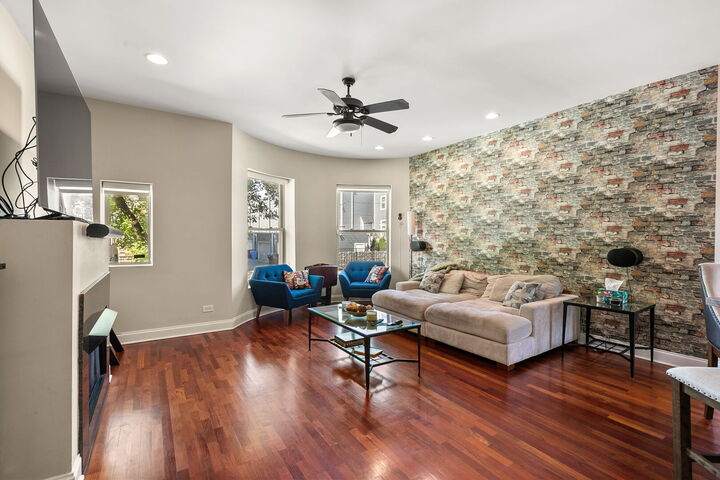 Property Photo:  4311 S Forrestville Avenue 1N  IL 60653 