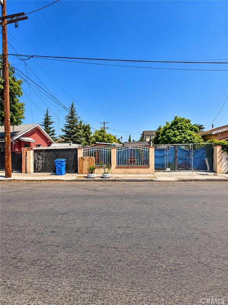 Property Photo: 661 W 65th CA 90044