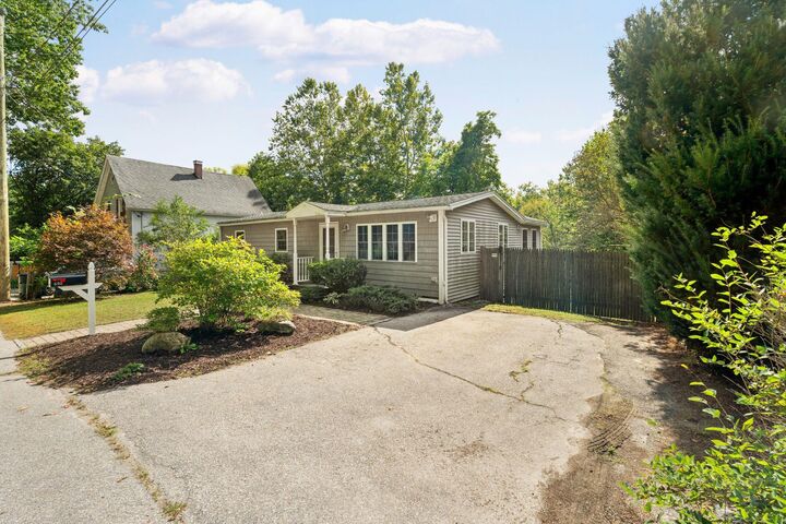Property Photo:  650 Douglas Street Extension  NH 03102 
