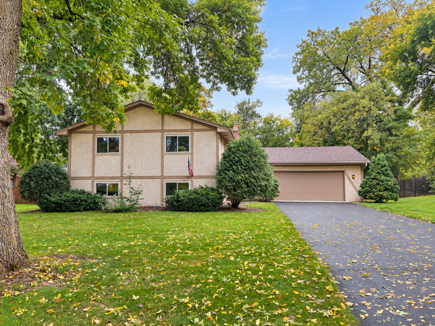 Property Photo:  2811 Comstock Lane N  MN 55447 