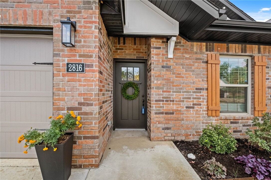Property Photo:  2816 W Persimmon Street  AR 72756 