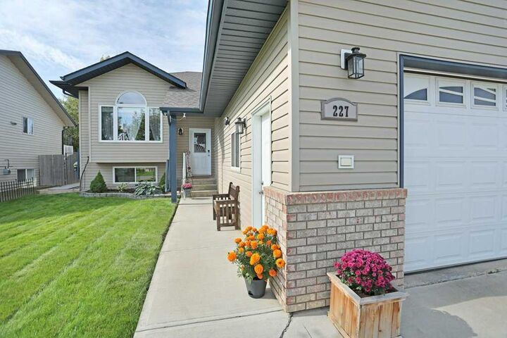 Property Photo:  227 Meadowbrook Drive  AB T1R 1N7 