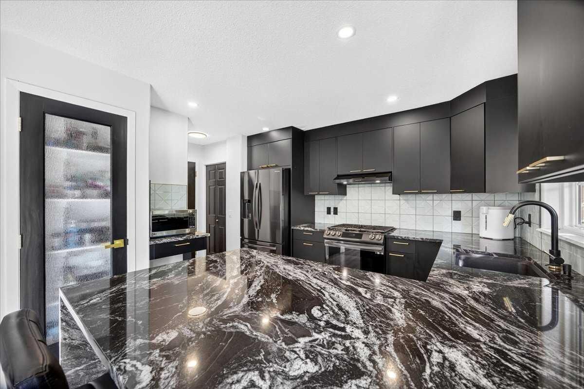 Property Photo:  1705 Patterson View SW  AB T3H 3J9 