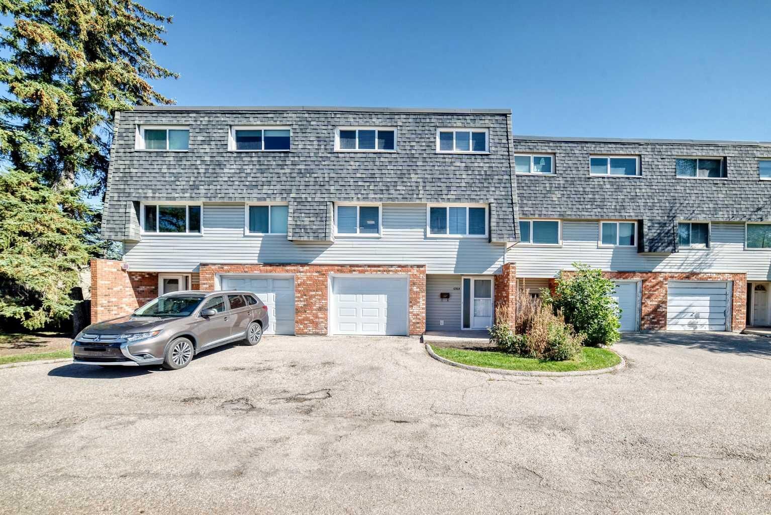 Property Photo: 10304 Braeside Drive SW AB T2W 1B4