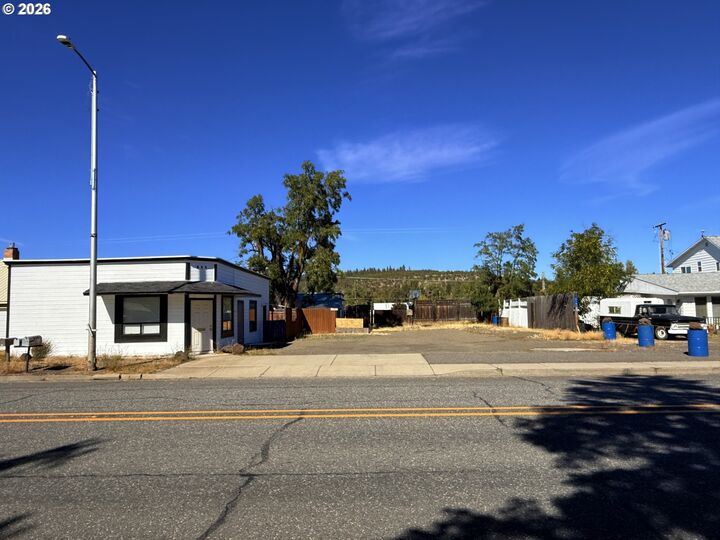 Property Photo:  511 E Broadway St  WA 98620 
