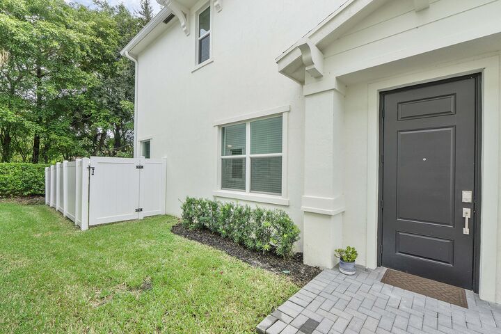 Property Photo:  4567 Hollister Avenue  FL 33463 