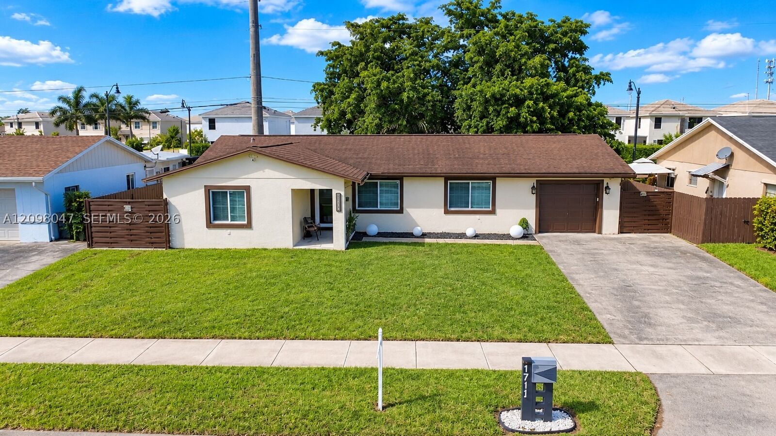 Property Photo: 1711 N Anhinga Ln FL 33035