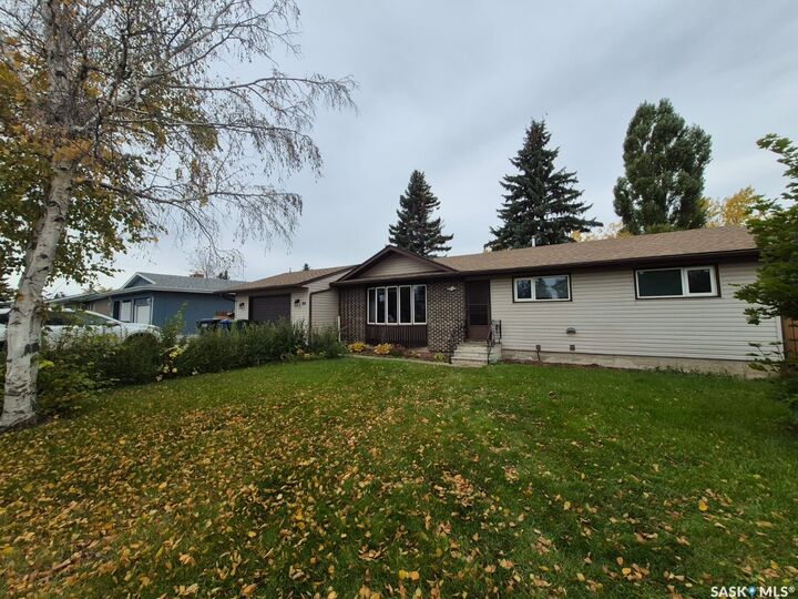 Property Photo:  64 Clarewood Crescent  SK S3N 2V2 