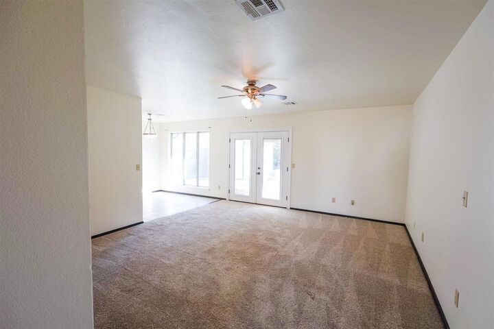 Property Photo:  1401 N Berry Court  OK 74075 