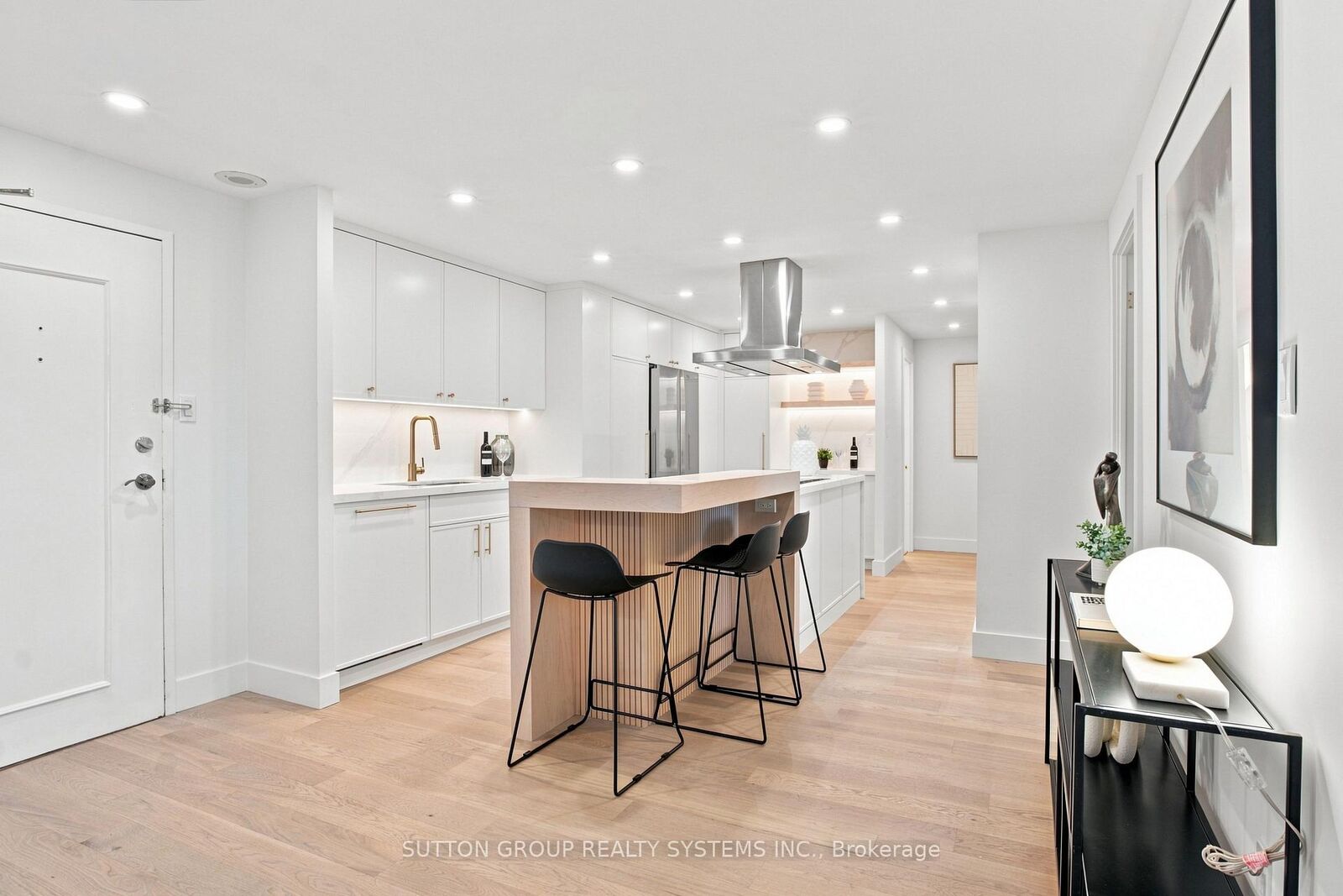 Property Photo:  812 Burnhamthorpe Road 1504  ON M9C 4W1 