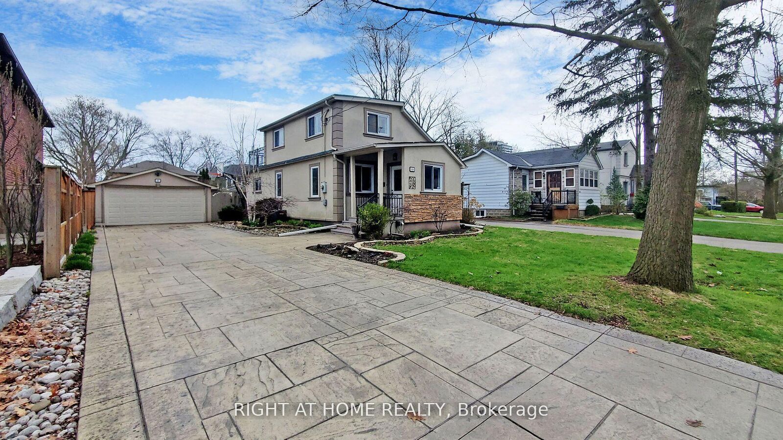Property Photo:  68 Eaglewood Boulevard E  ON L5G 1V4 