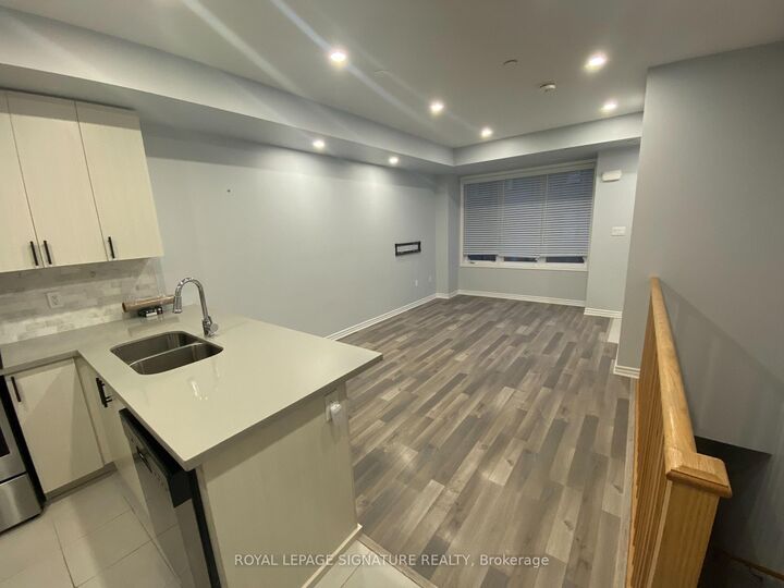 Property Photo:  2285 McNab Lane 5  ON L5J 0B3 
