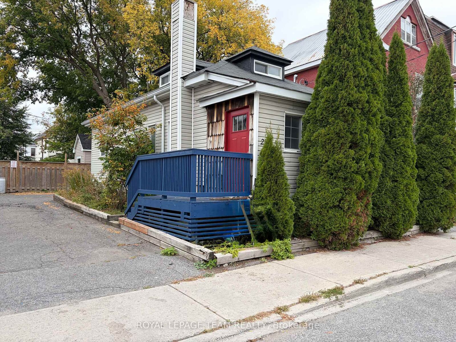 Property Photo:  27 Poplar Street  ON K1R 7M5 