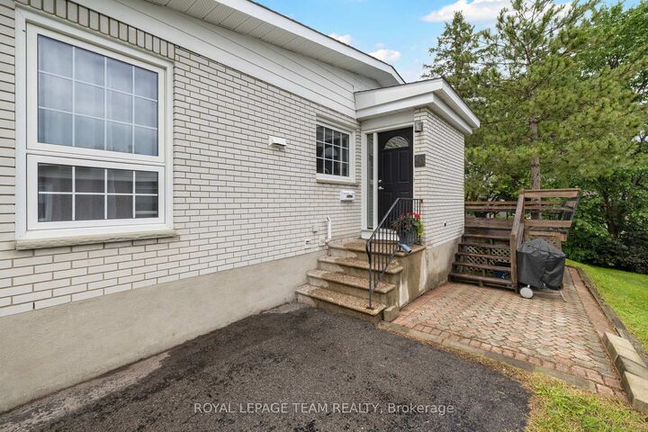Property Photo: 40 Woodmount Crescent ON K2E 5R1