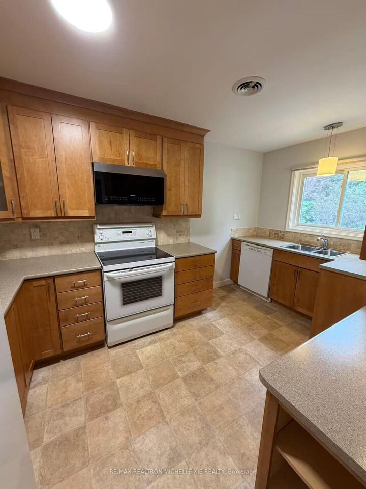 Property Photo:  85 Three Valleys Drive  ON M3A 3B8 