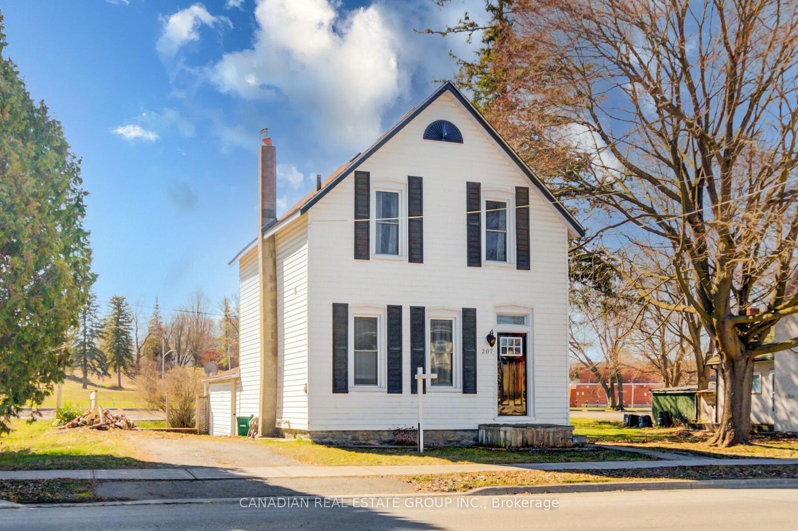 Property Photo:  207 Front Street N  ON K0L 1L0 