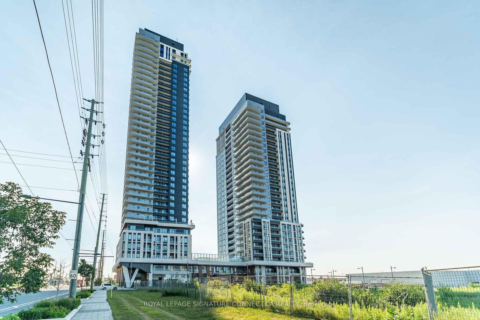 Property Photo:  21 Meadowdale Road 1906  ON L4K 0H6 