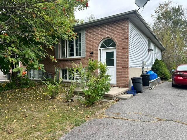 Property Photo:  272 Owens Crescent  ON K7M 8H6 