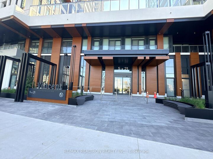 Property Photo:  21 Meadowdale Road 2102  ON L4K 0H6 