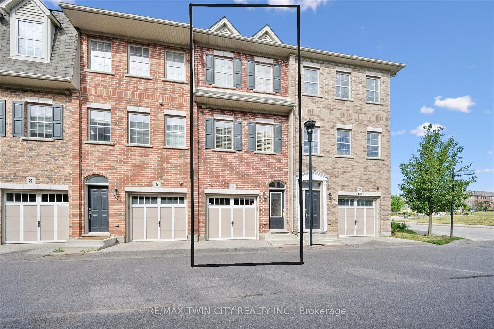 Property Photo:  4 Cheltenham Mews  ON N2H 0B2 
