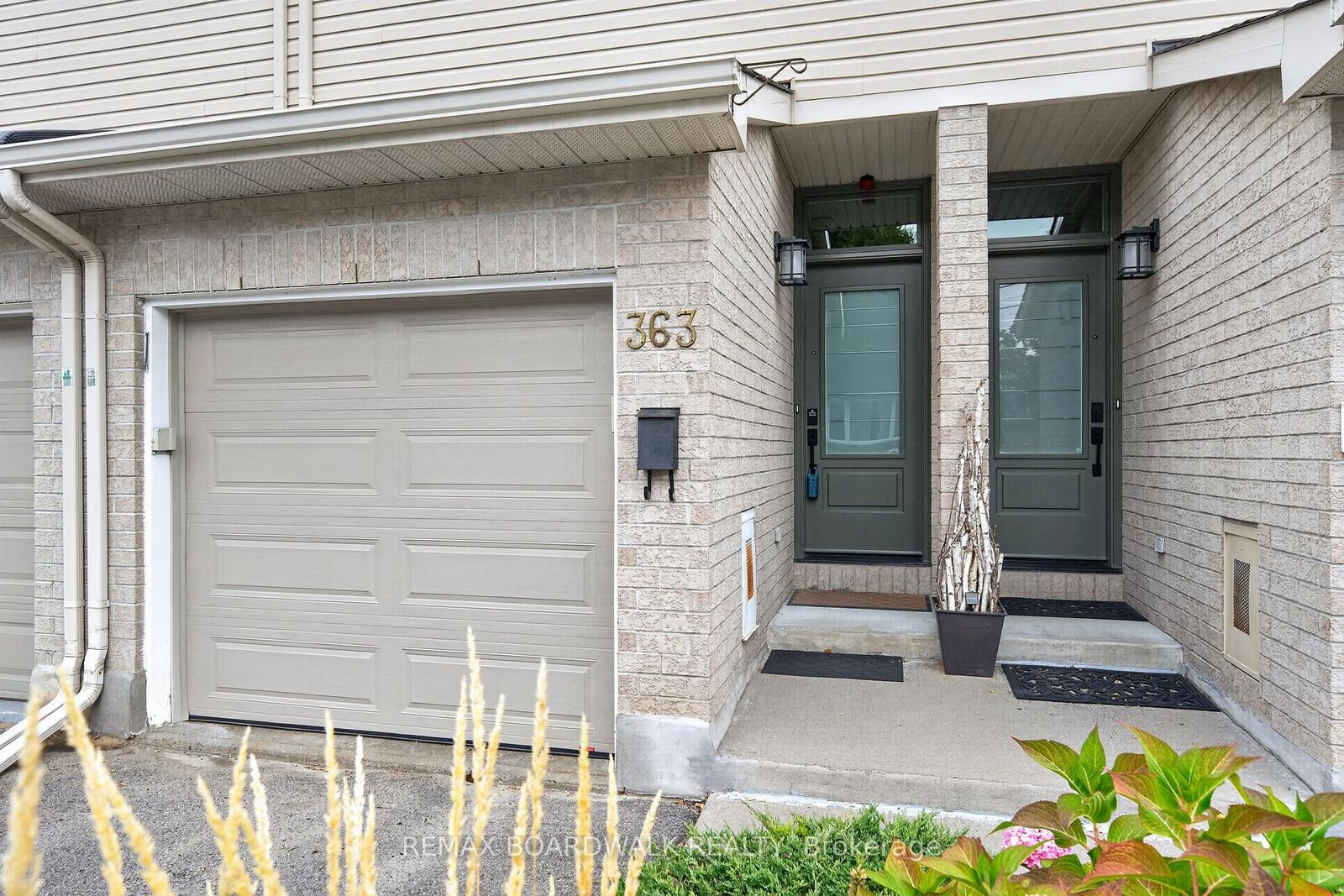 Property Photo:  363 Levis Avenue  ON K1L 6G6 