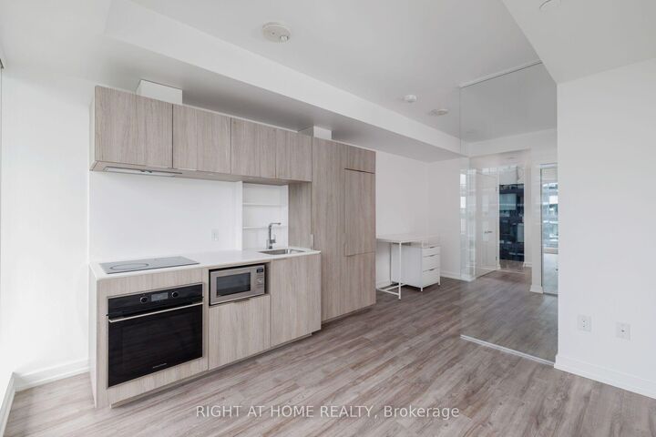 Property Photo: 77 Shuter Street Ph09 ON M5B 0B8