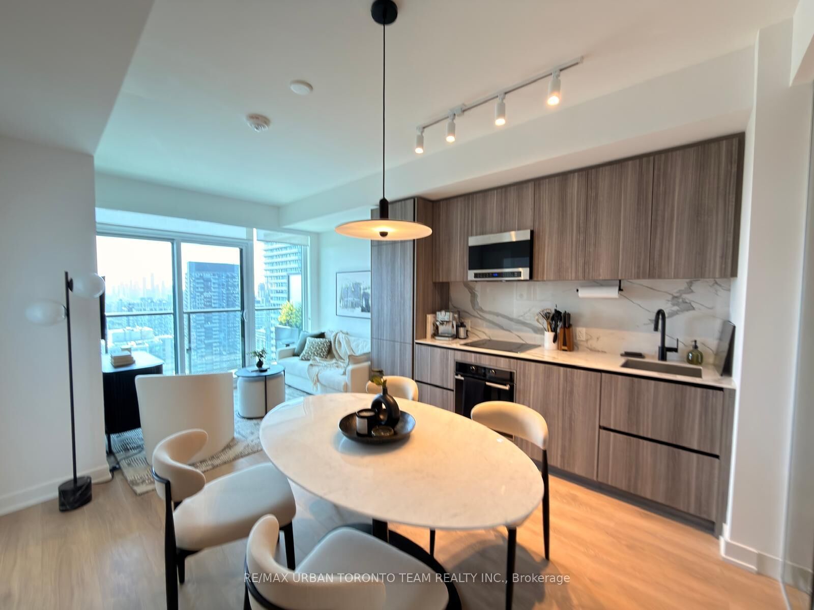 Property Photo:  127 Broadway Avenue 3013  ON M4P 1V4 