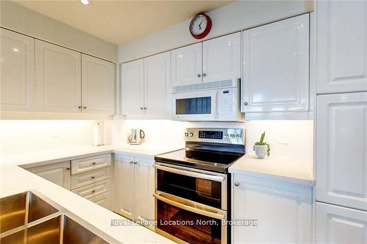 Property Photo:  872 Suncrest Circle  ON L9Y 5C7 