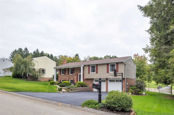 Property Photo:  6 Greenview Dr  PA 15644 