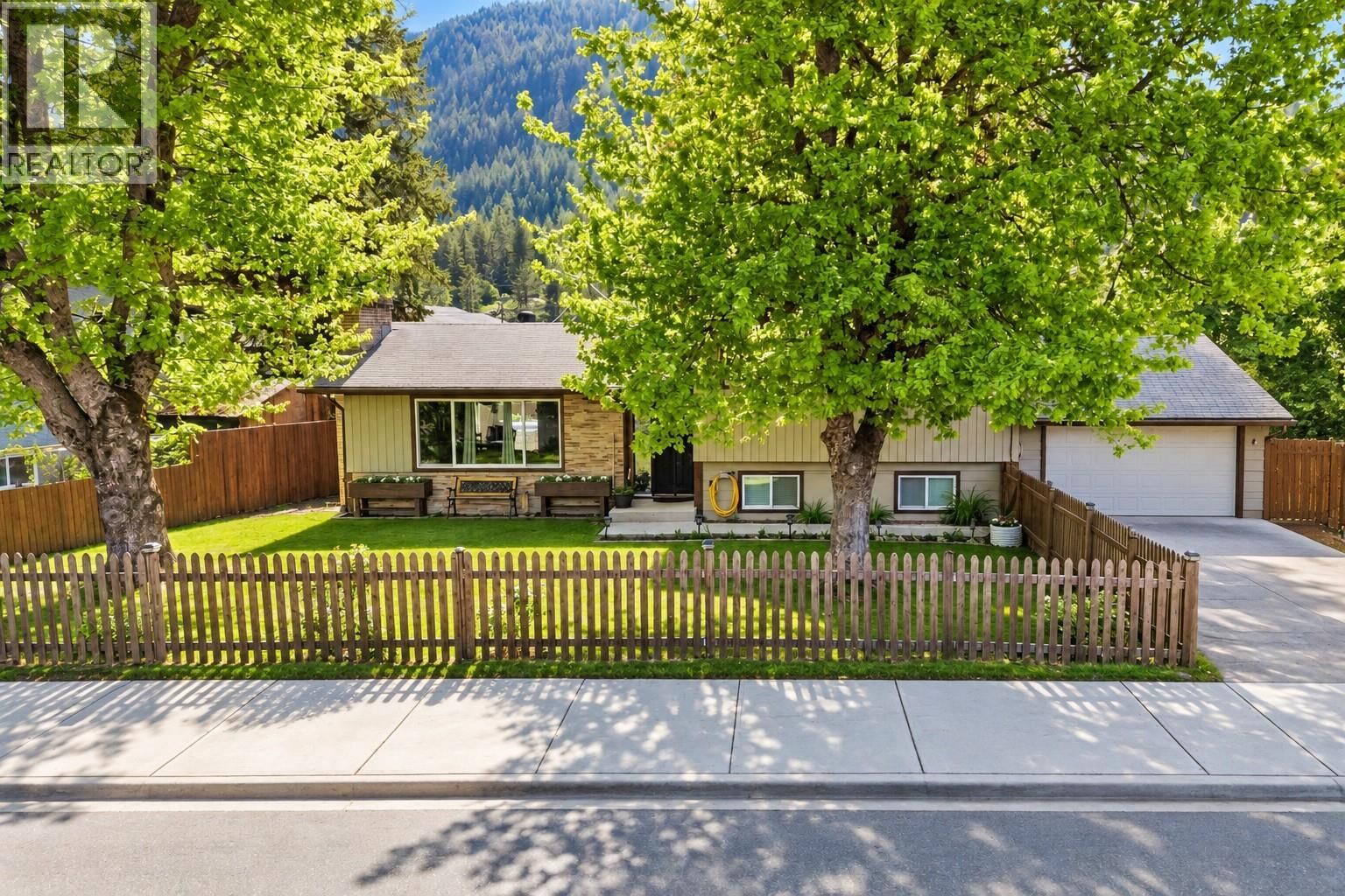 Property Photo:  606 Riverside Avenue  BC V0E 2V0 