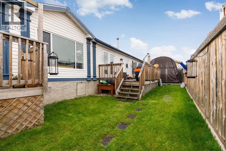 Property Photo:  204 Elm Street  AB T9K 0K1 