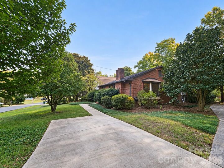 Property Photo: 2419 Rhyneland Street NC 28054