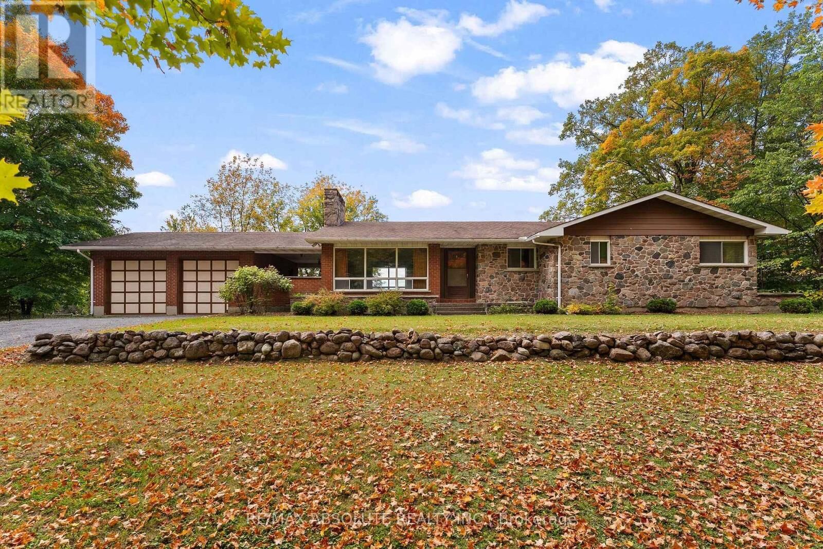 Property Photo:  327 Nieman Drive  ON K7S 3G8 