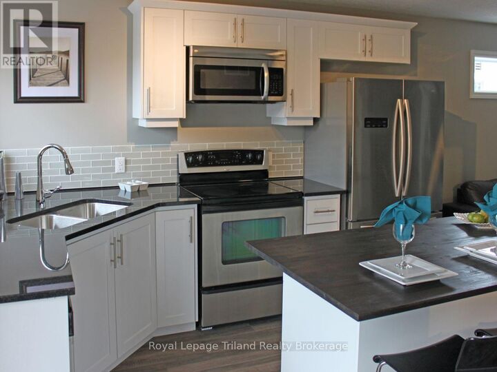 Property Photo:  687 Canterbury Street 6  ON N4S 4L3 