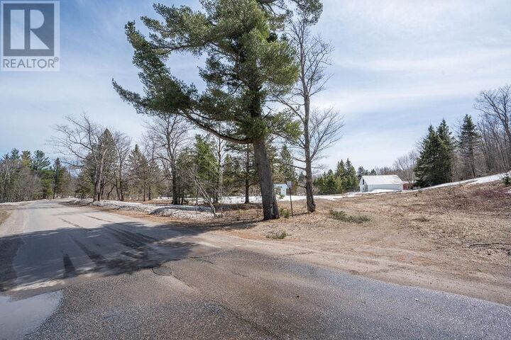 Photo de la propriété:  677 Maki Rd  ON P6A 6K4 