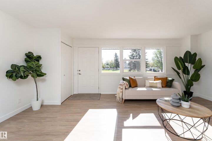 Property Photo:  113 Village On The Green Green NW  AB T5A 1H2 