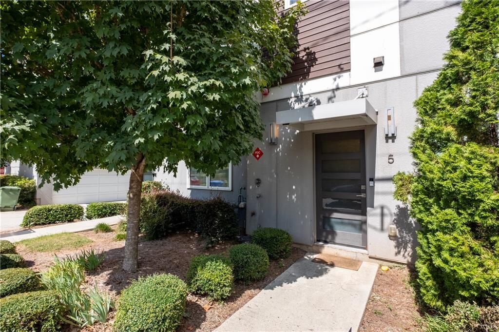 Property Photo: 1672 Dekalb Avenue NE 5 GA 30307