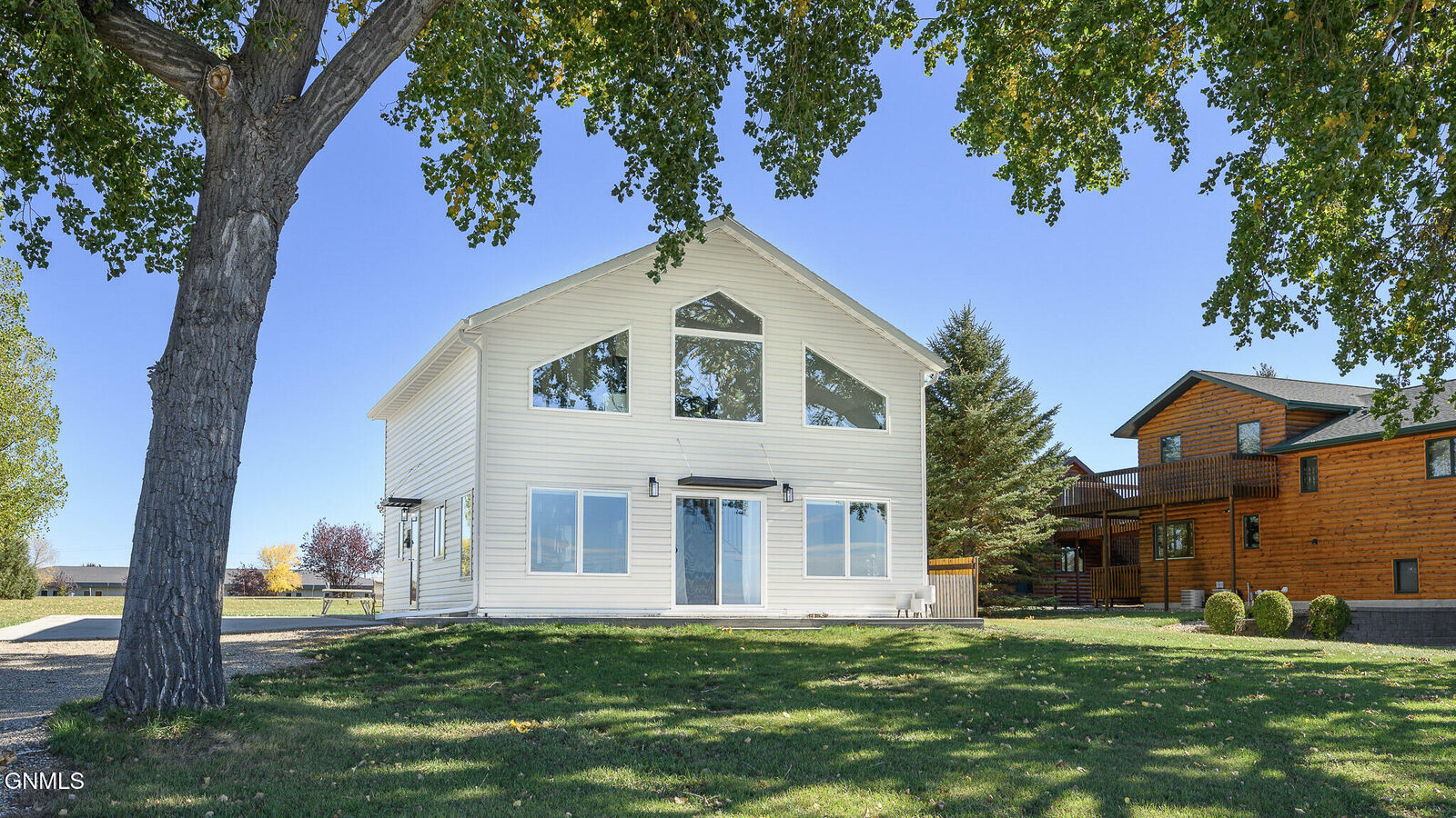 Property Photo:  409 Missouri Drive W  ND 58565 