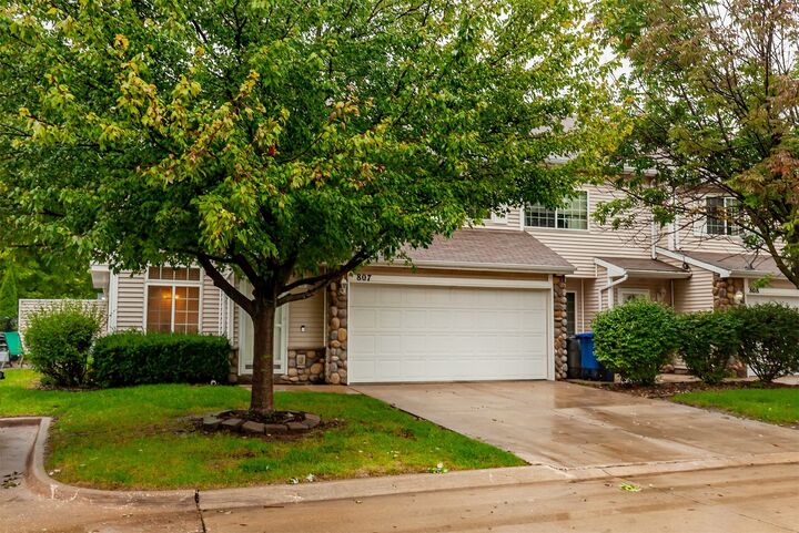 Property Photo: 3799 Village Run Drive 807 IA 50317