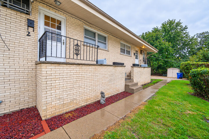 Property Photo:  627 Ryan Lane  IL 60118 