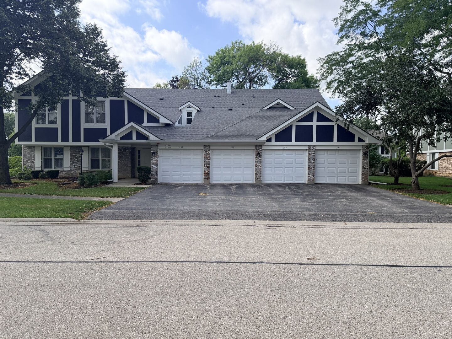 Property Photo: 1312 Coventry Circle 1312 IL 60061